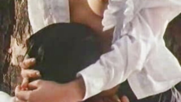 Egy dögös amatőr, akinek kicsi csaladi szexvideo a teste, farkára teszi a kezét