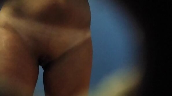 Aranyos lány Lucy Doll amatőr ingyen pornó hajlik és pattog egy forró fasz jelenetben