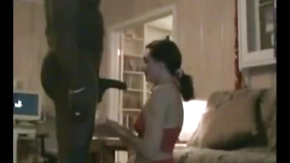 A vörös hajú lány, Maya Kendrick csiklandoz, miközben teljes pornó filmek magyarul tehetetlen